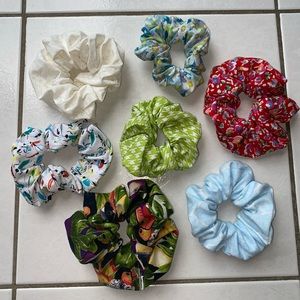 ✨$2 ADD ON! HANDMADE SCRUNCHIES👱♀️